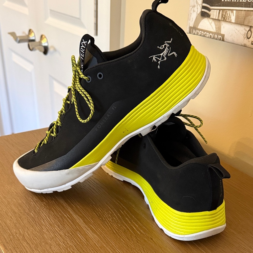 Arc'teryx Men's Konseal GoreTex Black and Yellow Hiking Sneaker Shoes - Size 10